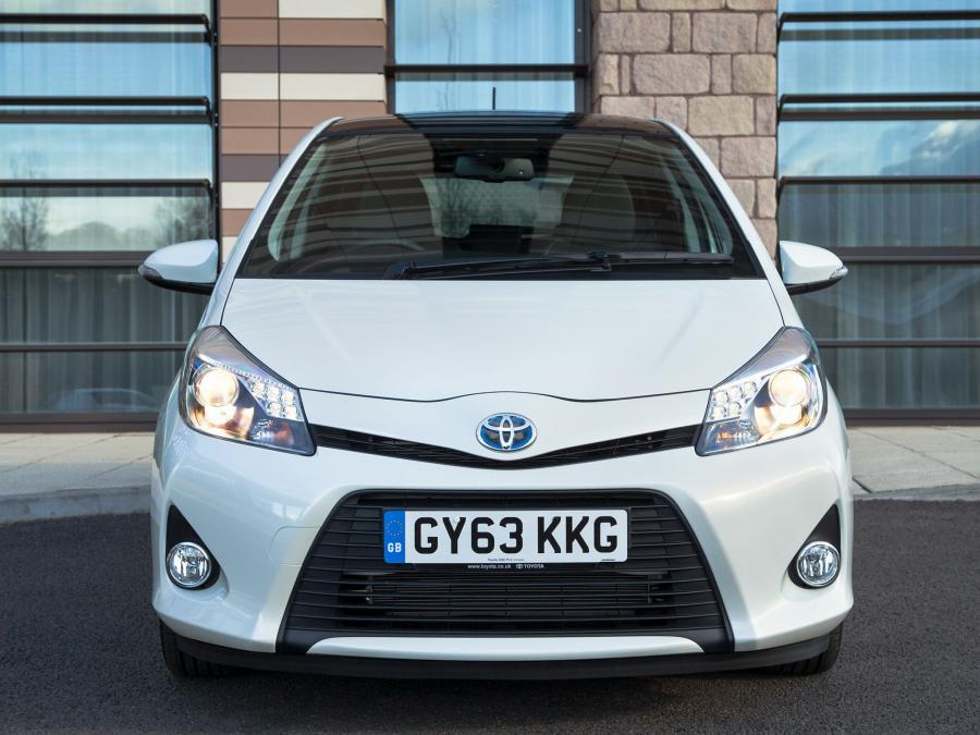  Toyota Yaris Hybrid Trend 2013 года  (UK) (фото 3 из 11)